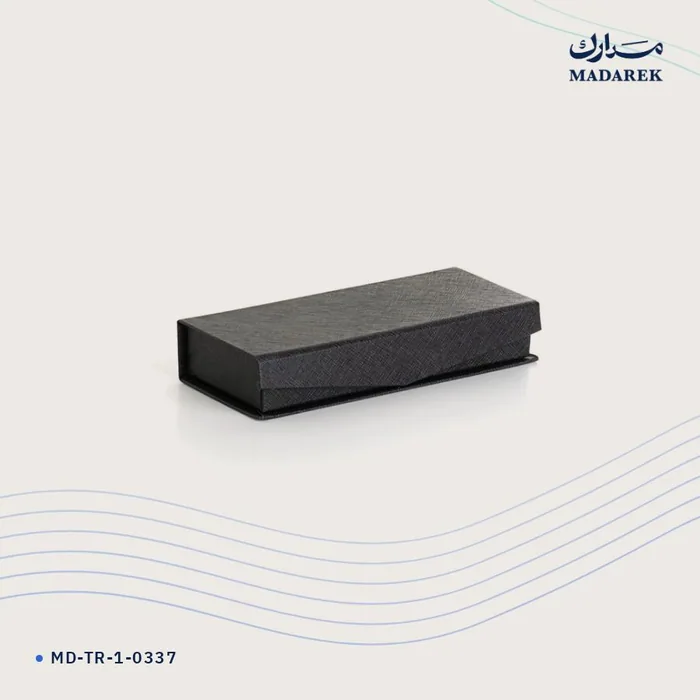 علبة أقلام